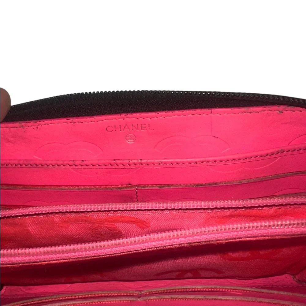CHANEL Black Quilted Zipper Wallet